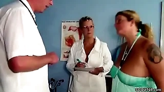 Wenn der Frauenarzt die Mutti fickt bei der Kontrolle