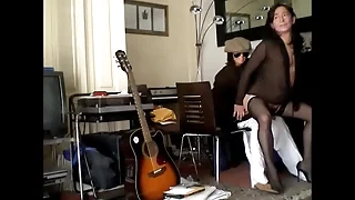 Madurita travesti se lo monta con un muñeco (II)