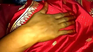 बालों वाली माँ बिस्तर में हस्तमैथुन करती है